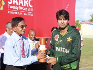 Umar Amin, final match man of the match receiving award from State Dignitary Zahir Naseer
