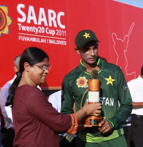 Hassan Raza, highest wicket taker of the tournament receiving award from Mrs. Mazeena Ahmed Didi