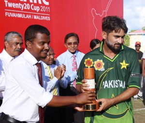 Awais Zia who scored the most runs in the tournament receiving award from Deputy President of Fuvahmulah Atoll Council Ali Fazad