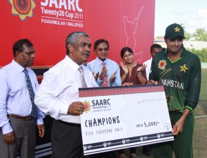 Pakistan Captain receiving Prize money