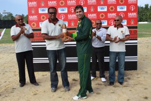 Jamshaid receiving Man of the Match award from Chief Guest Moosa Kaleem
